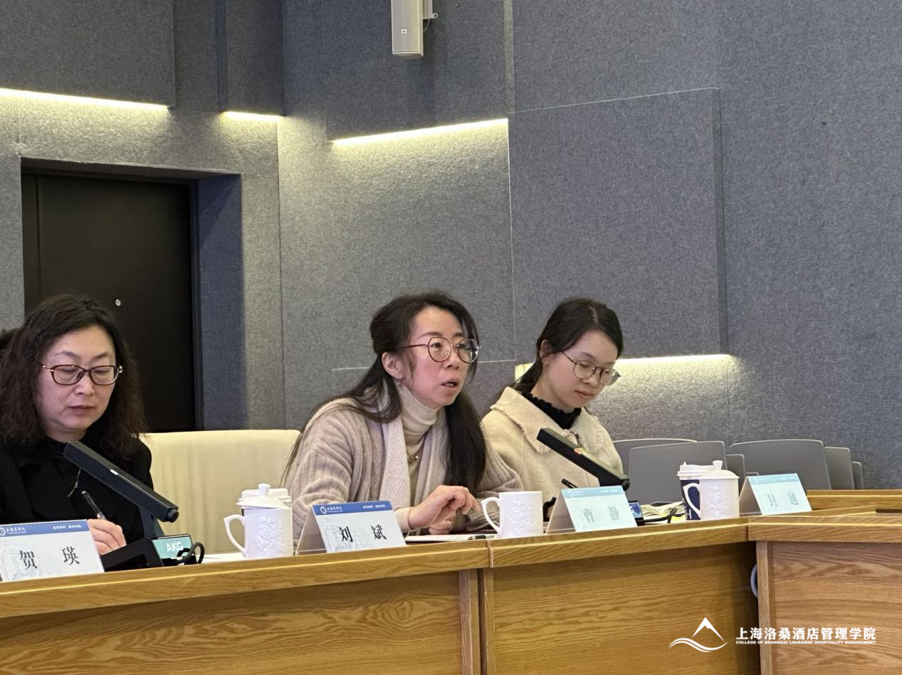 图为曹静副院长介绍工商管理学院基本情况 图为曹静副院长介绍工商管理学院基本情况
