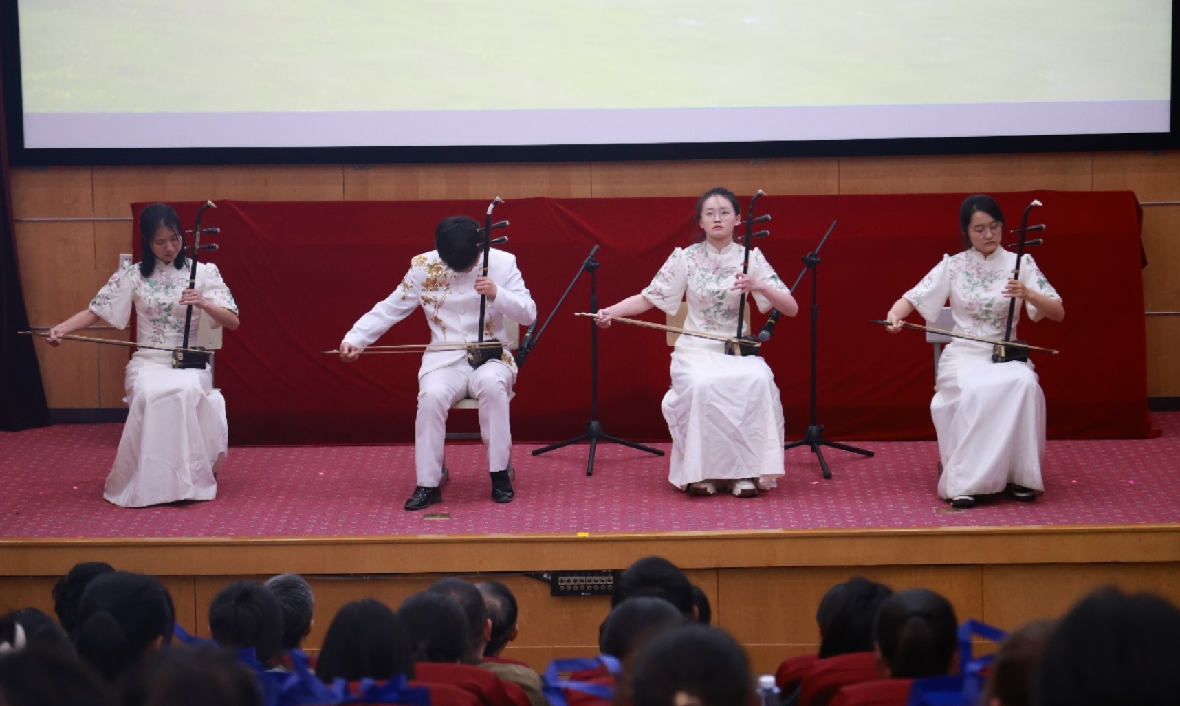 学生民乐演奏“万马奔腾” 学生民乐演奏“万马奔腾”