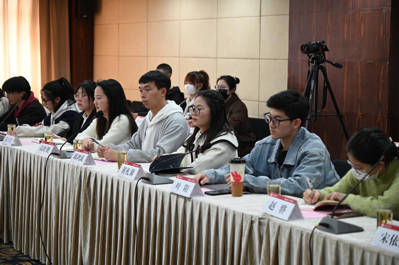 学生认真做笔记 学生认真做笔记