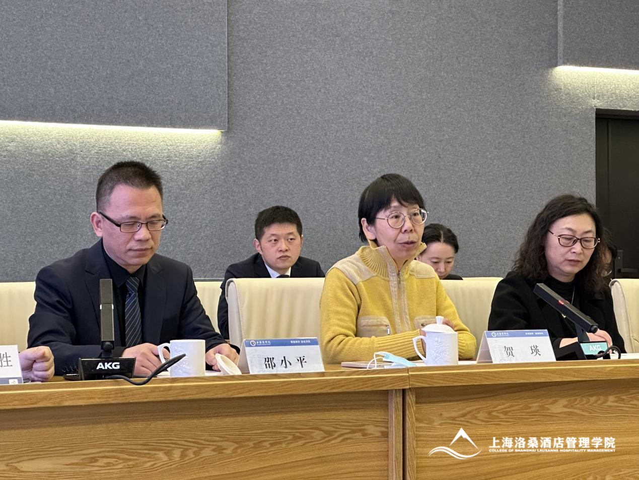 图为贺瑛副校长介绍学校基本情况 图为贺瑛副校长介绍学校基本情况