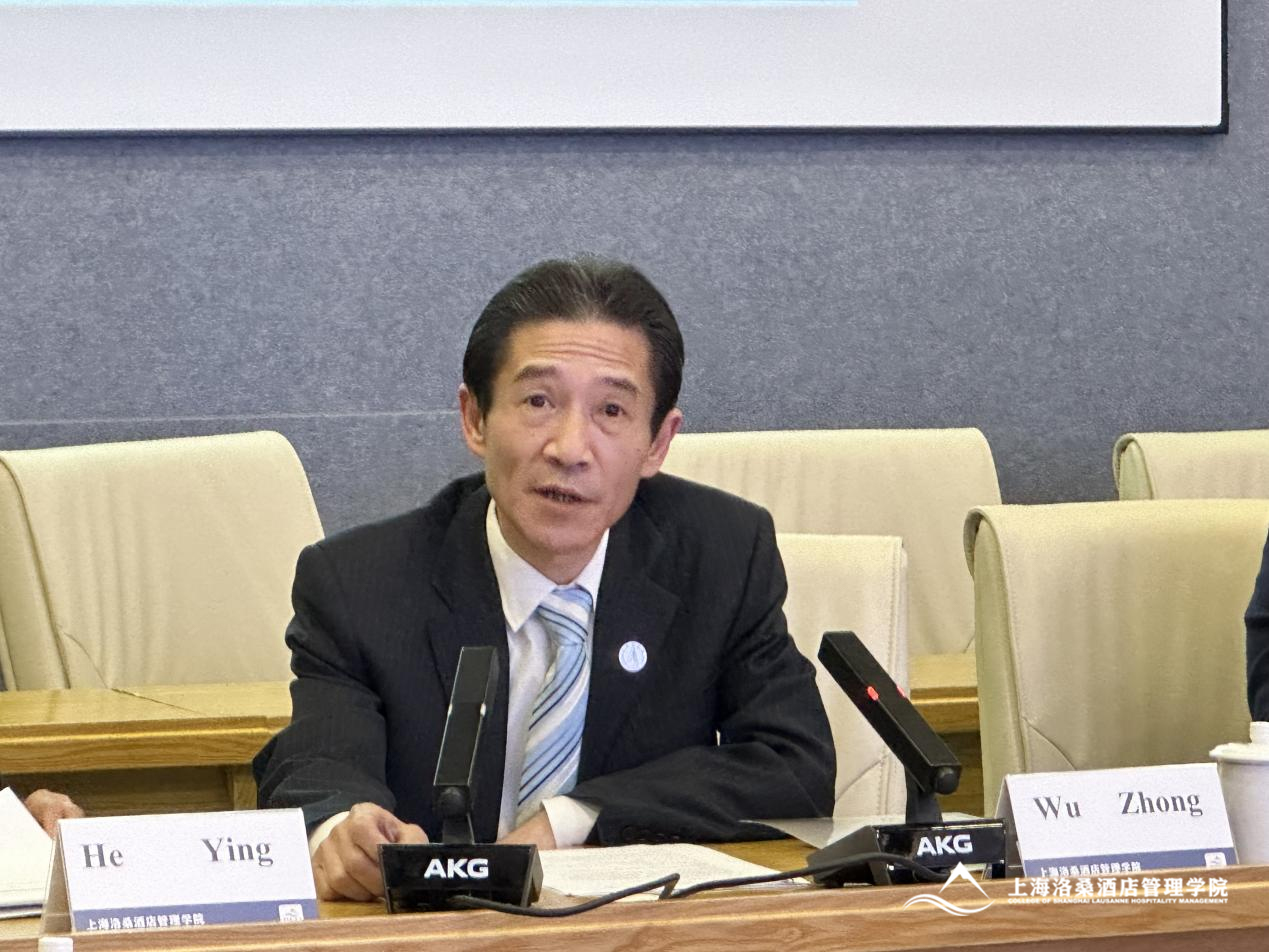 图为吴忠校长主持会议 图为吴忠校长主持会议