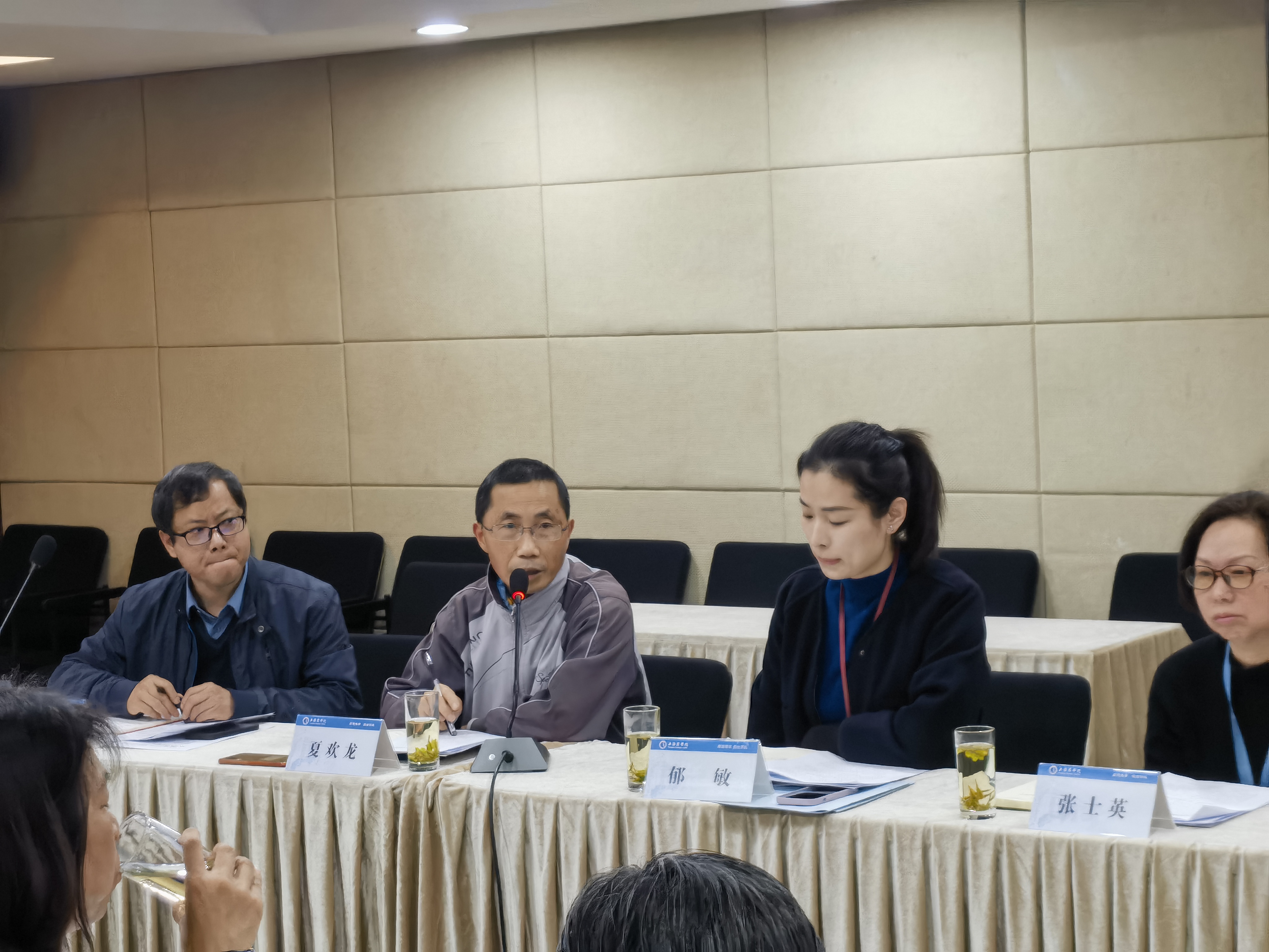 与会人员交流 与会人员交流