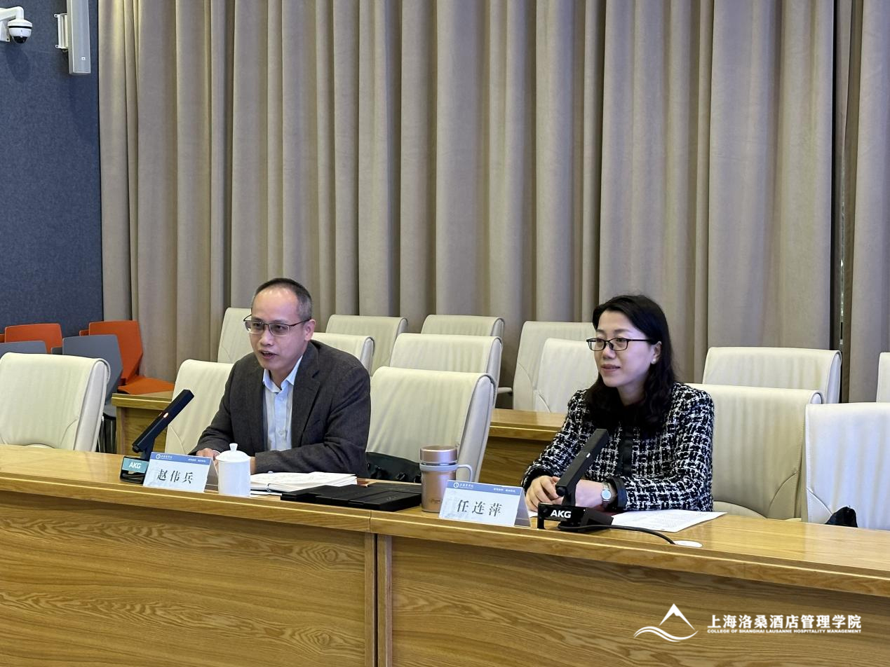 图为赵伟兵校长、任连萍主任介绍学校基本情况 图为赵伟兵校长、任连萍主任介绍学校基本情况
