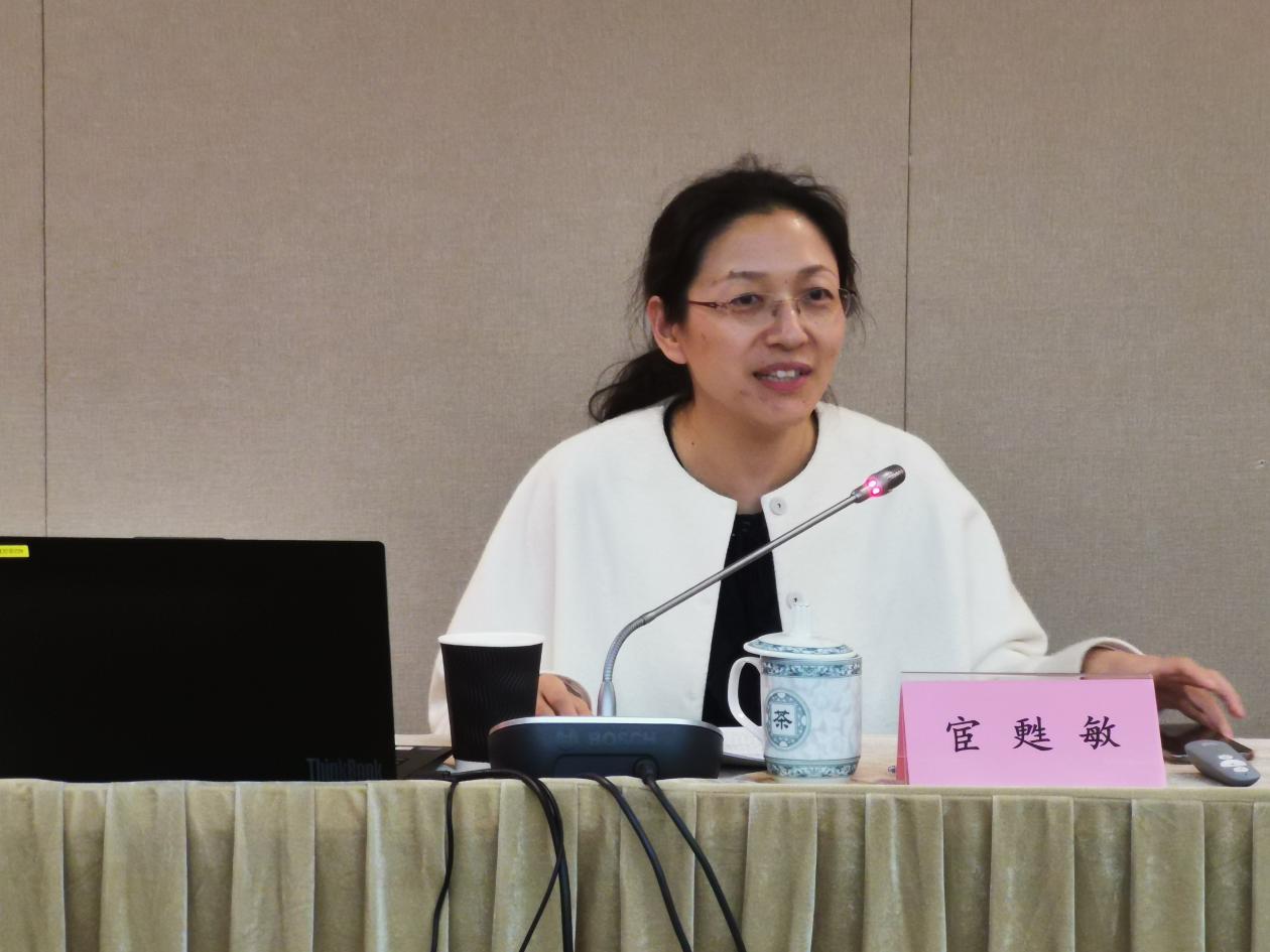 图为市委巡视办巡察指导处副处长宦甦敏同志作专题报告 图为市委巡视办巡察指导处副处长宦甦敏同志作专题报告