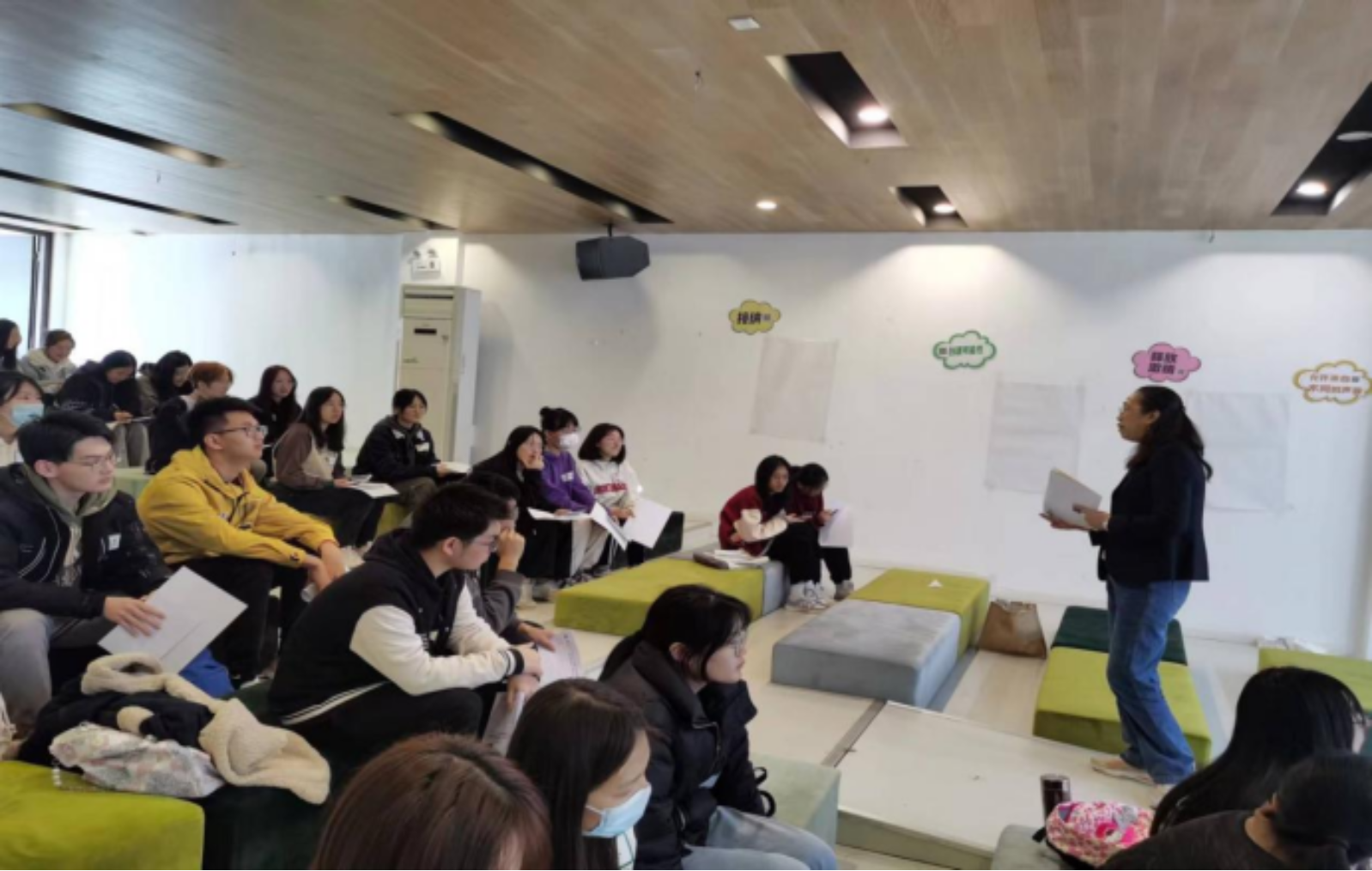 图为2023年长宁区IN动力就业训练营暨上海商学院“青春筑梦 职通未来”就业训练营活动——自我认识课程《个人战略规划》 图为2023年长宁区IN动力就业训练营暨上海商学院“青春筑梦 职通未来”就业训练营活动——自我认识课程《个人战略规划》