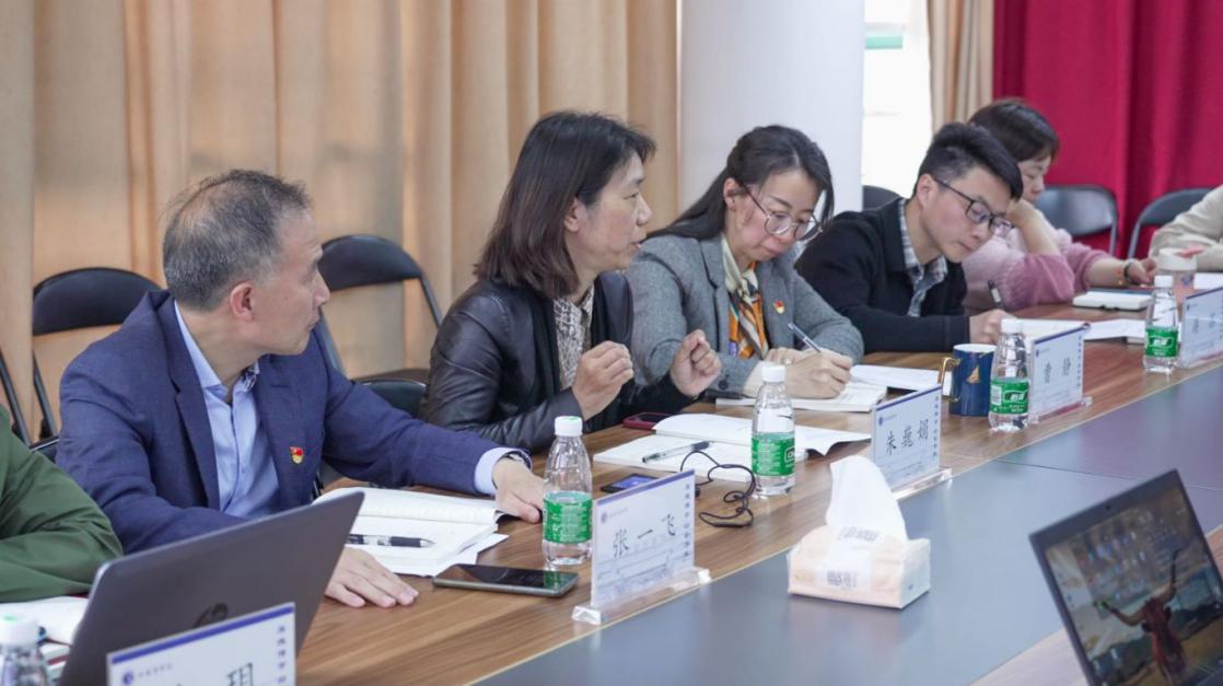 图为校组织部长、工商管理学院教工第一党支部联系人朱巍娟与第一支部党员教师就“如何做好‘双融双创’进行主题研讨 图为校组织部长、工商管理学院教工第一党支部联系人朱巍娟与第一支部党员教师就“如何做好‘双融双创’进行主题研讨