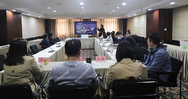 图为艺术设计学院罗兵院长在汇报学院工作开展情况 图为艺术设计学院罗兵院长在汇报学院工作开展情况