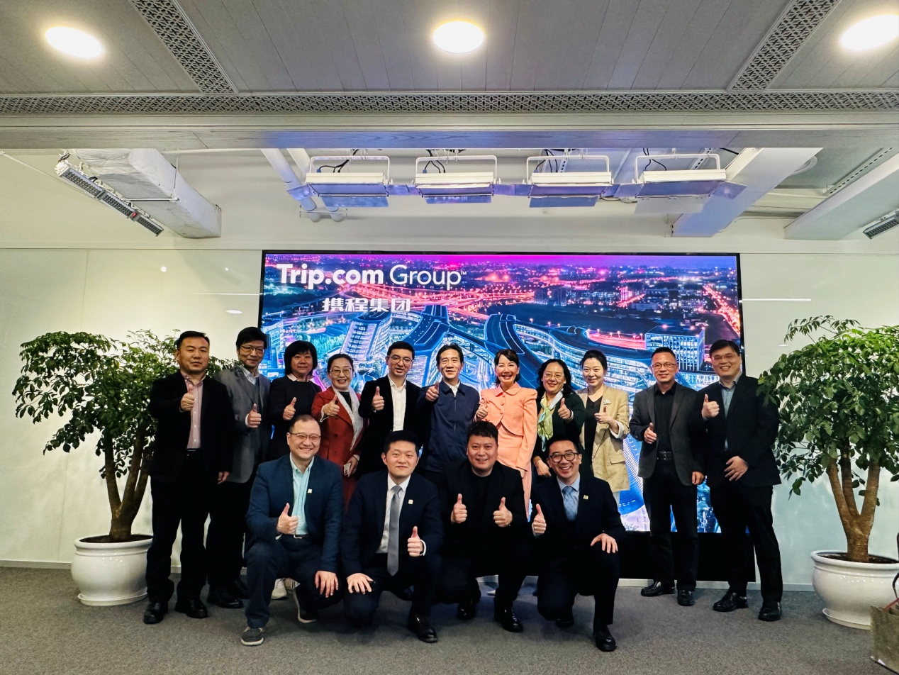 图为与会人员合影 图为与会人员合影