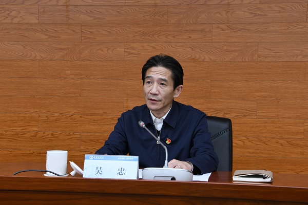 图为校党委副书记、校长吴忠同志主持会议并作部署动员讲话 图为校党委副书记、校长吴忠同志主持会议并作部署动员讲话