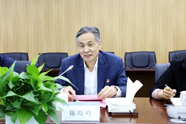 党委副书记陈晓峰对《习近平新时代中国特色社会主义思想专题摘编》进行了导读 党委副书记陈晓峰对《习近平新时代中国特色社会主义思想专题摘编》进行了导读