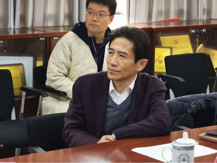 图为吴校长听取学院报告 图为吴校长听取学院报告