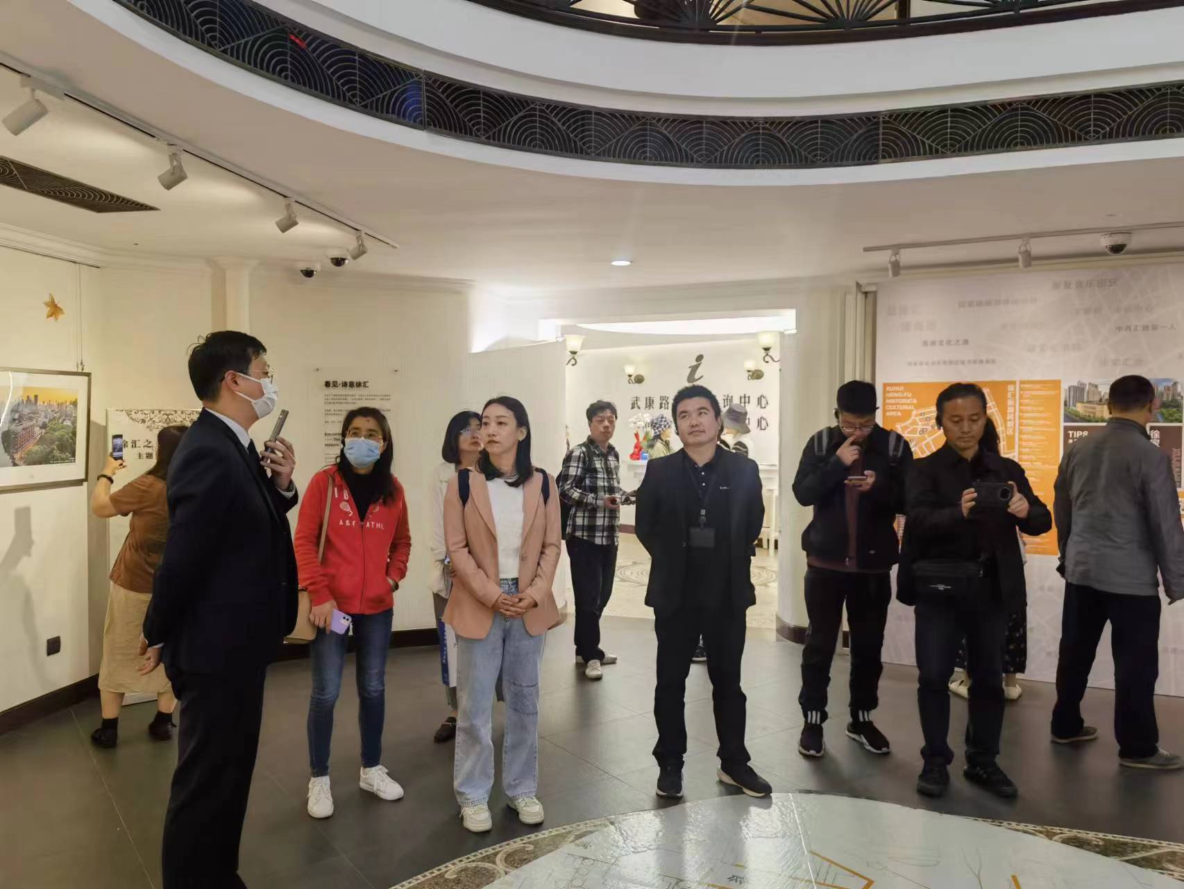 学员参加行走式课堂 学员参加行走式课堂