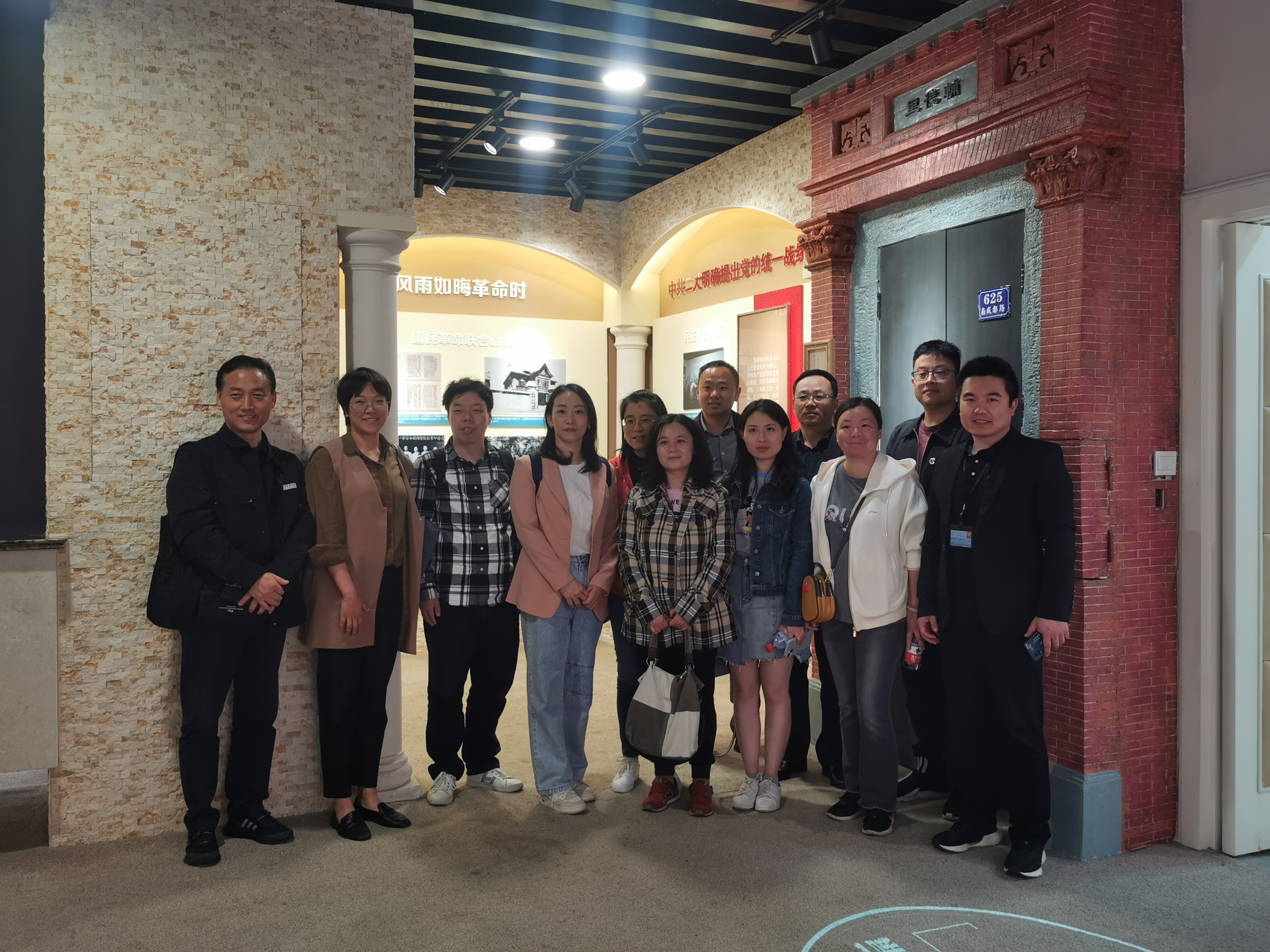 学员参观上海统一战线历史图片实物展 学员参观上海统一战线历史图片实物展