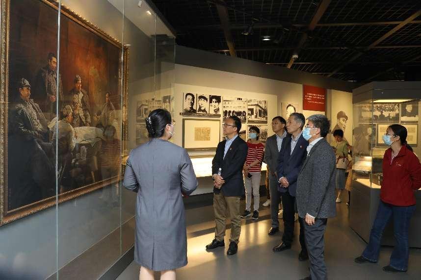 图为现场学习参观 图为现场学习参观
