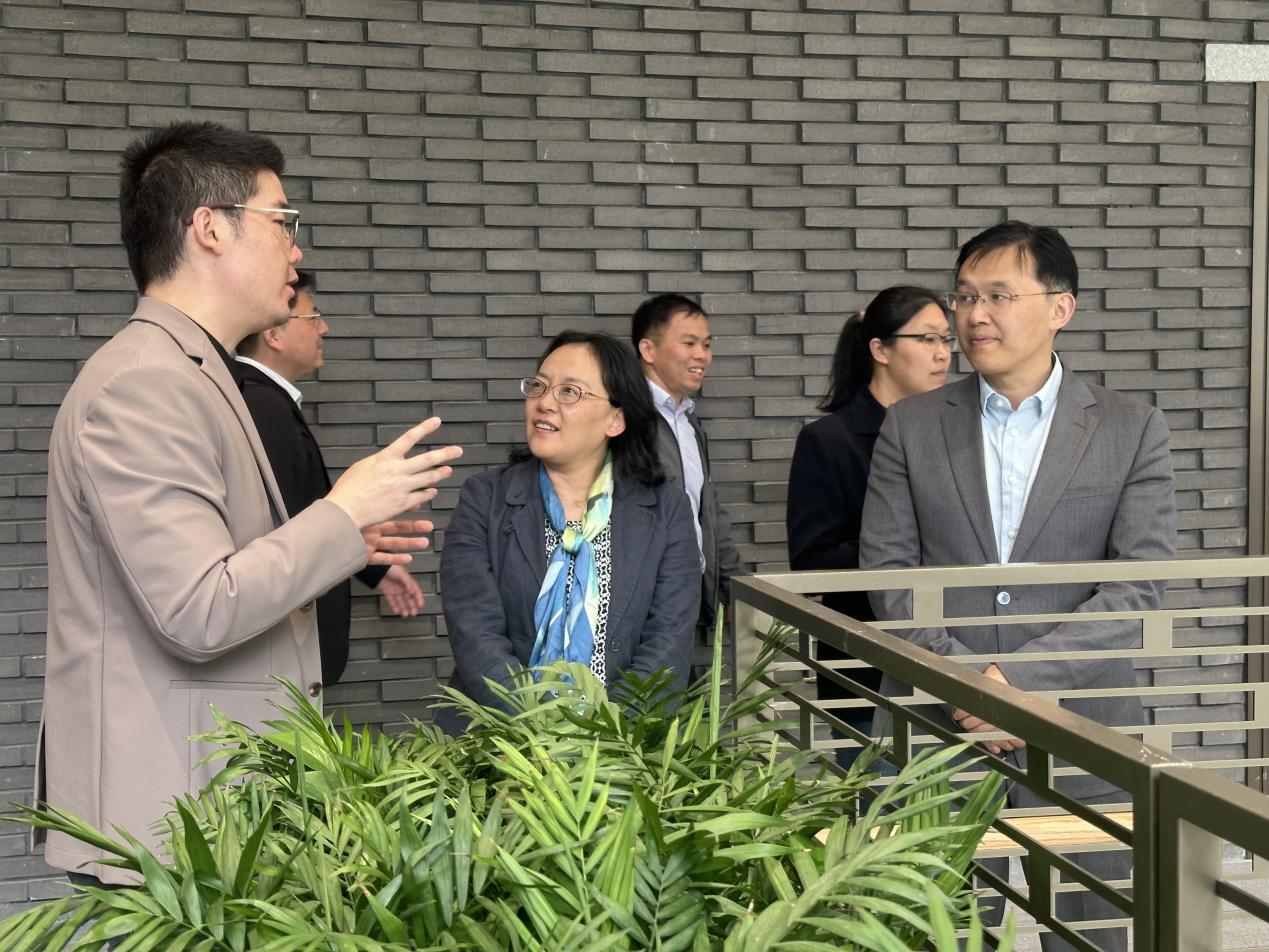 图为参观校园 图为参观校园