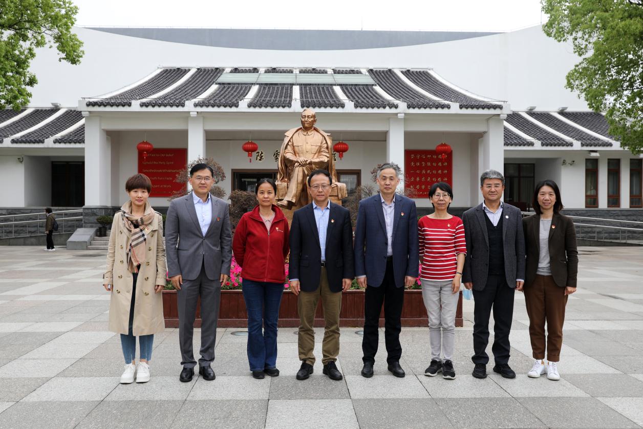图为校领导班子现场合影 图为校领导班子现场合影