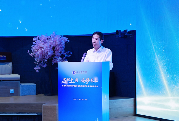 图为校党委副书记、校长吴忠致欢迎辞 图为校党委副书记、校长吴忠致欢迎辞