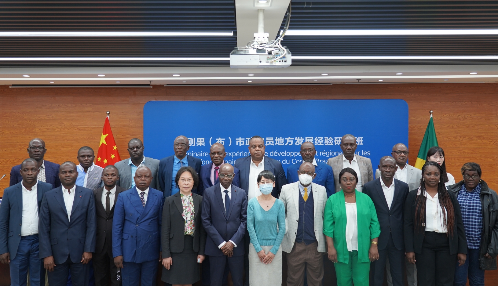 图为研修班合影 图为研修班合影
