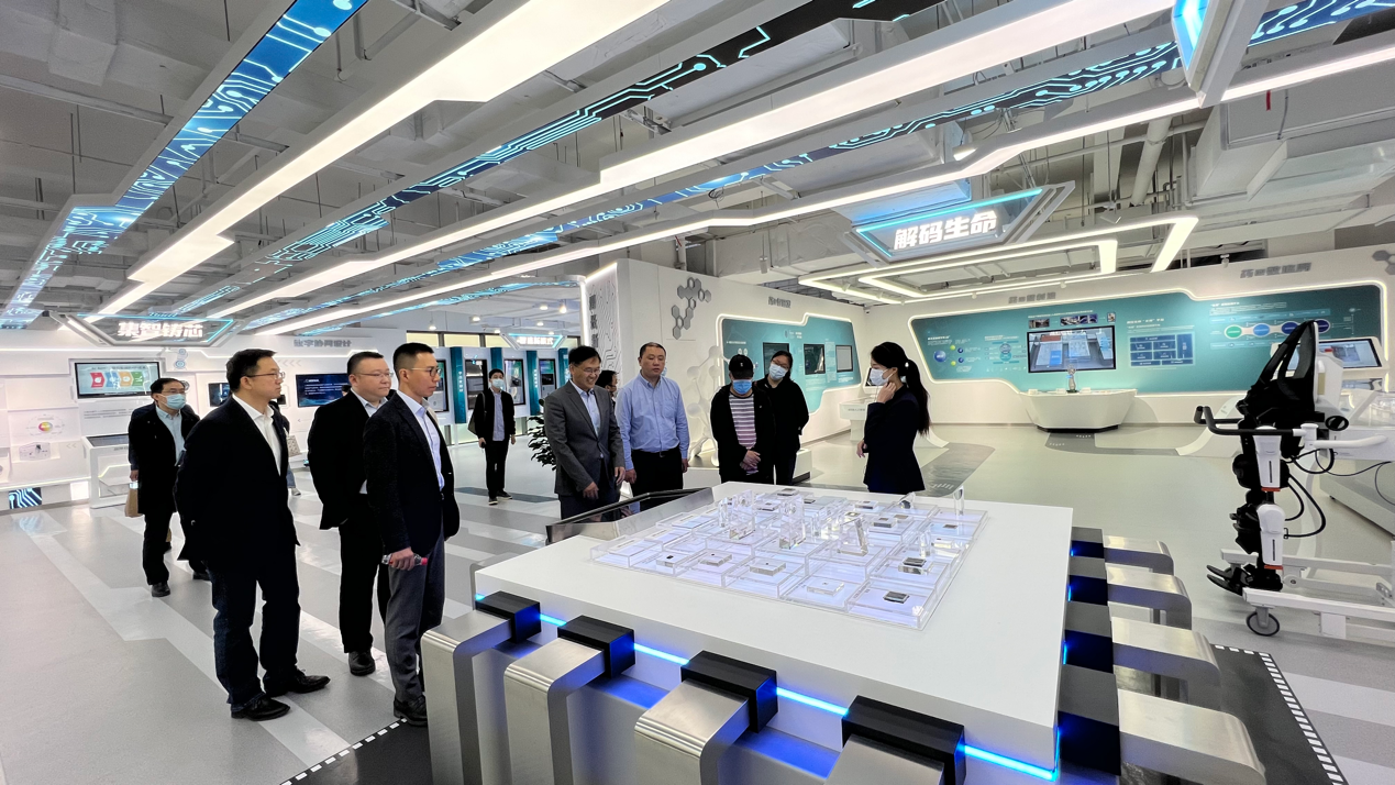 参观人员认真学习上海市数字化转型成果 参观人员认真学习上海市数字化转型成果