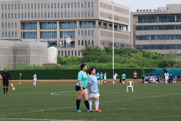 我校女足队员盯防上理共主力中锋 我校女足队员盯防上理共主力中锋