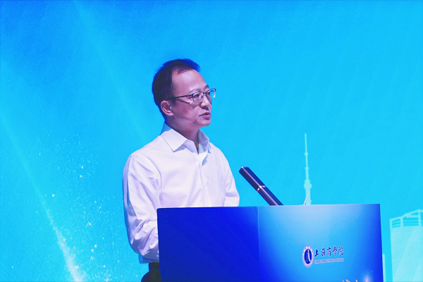 图为校党委书记沈大明讲话 图为校党委书记沈大明讲话
