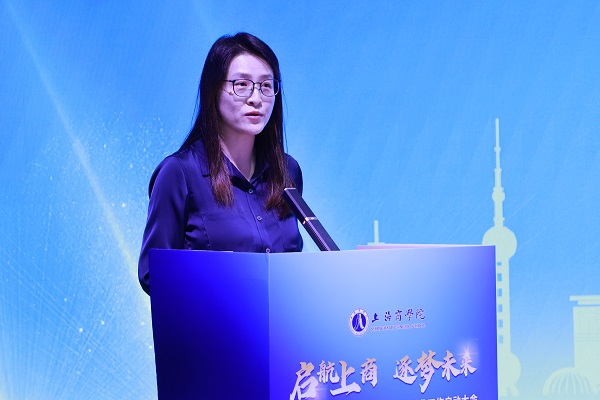 图为中国银行上海市分行人力资源部招聘主管史依文发言 图为中国银行上海市分行人力资源部招聘主管史依文发言