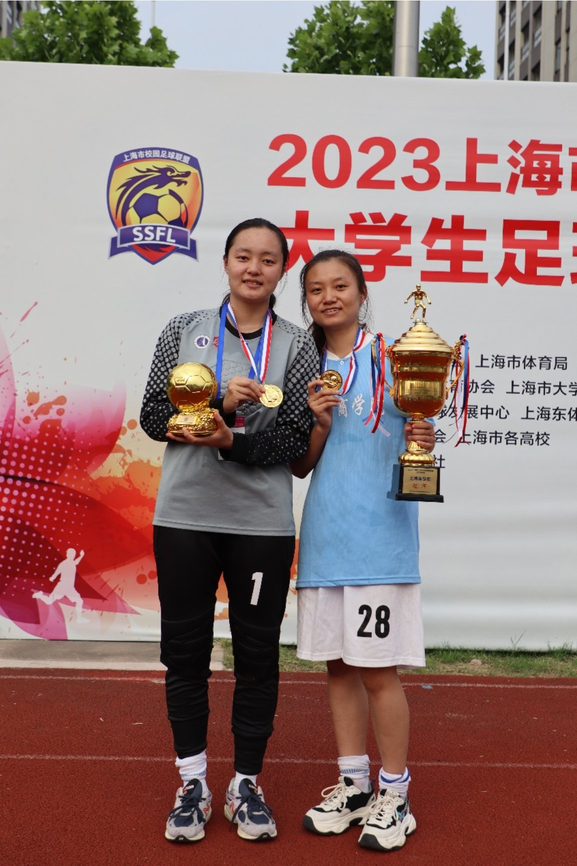 我校女足运动员詹妮获得“最佳运动员”称号 我校女足运动员詹妮获得“最佳运动员”称号