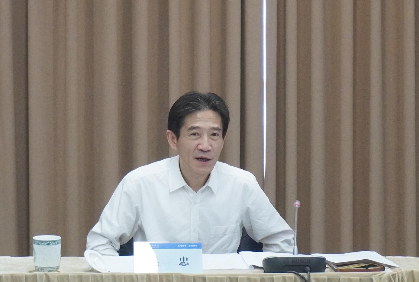 图为校长吴忠讲话 图为校长吴忠讲话