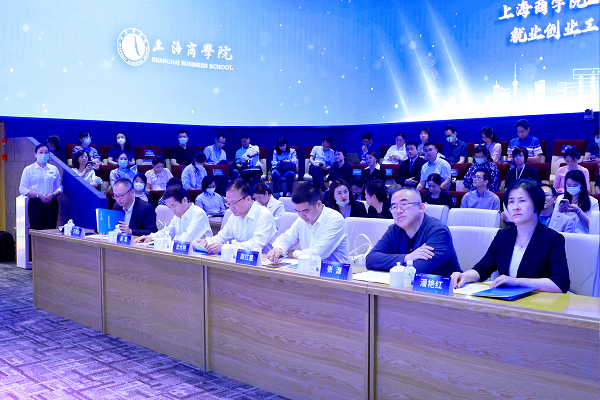 图为“启航上商 逐梦未来”——2024届毕业生就业创业启动大会现场 图为“启航上商 逐梦未来”——2024届毕业生就业创业启动大会现场