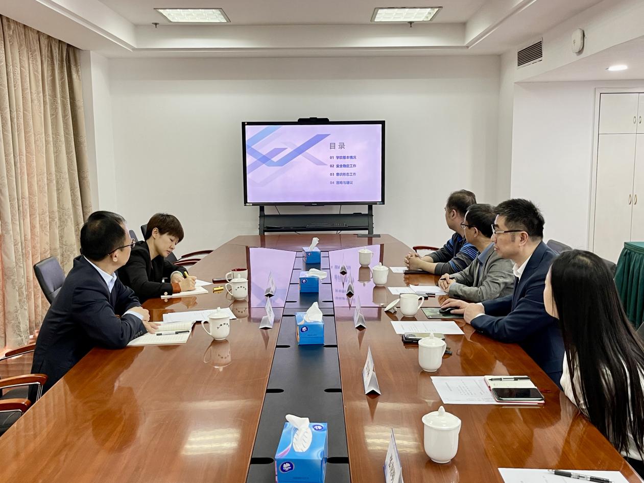 图为调研会议现场 图为调研会议现场