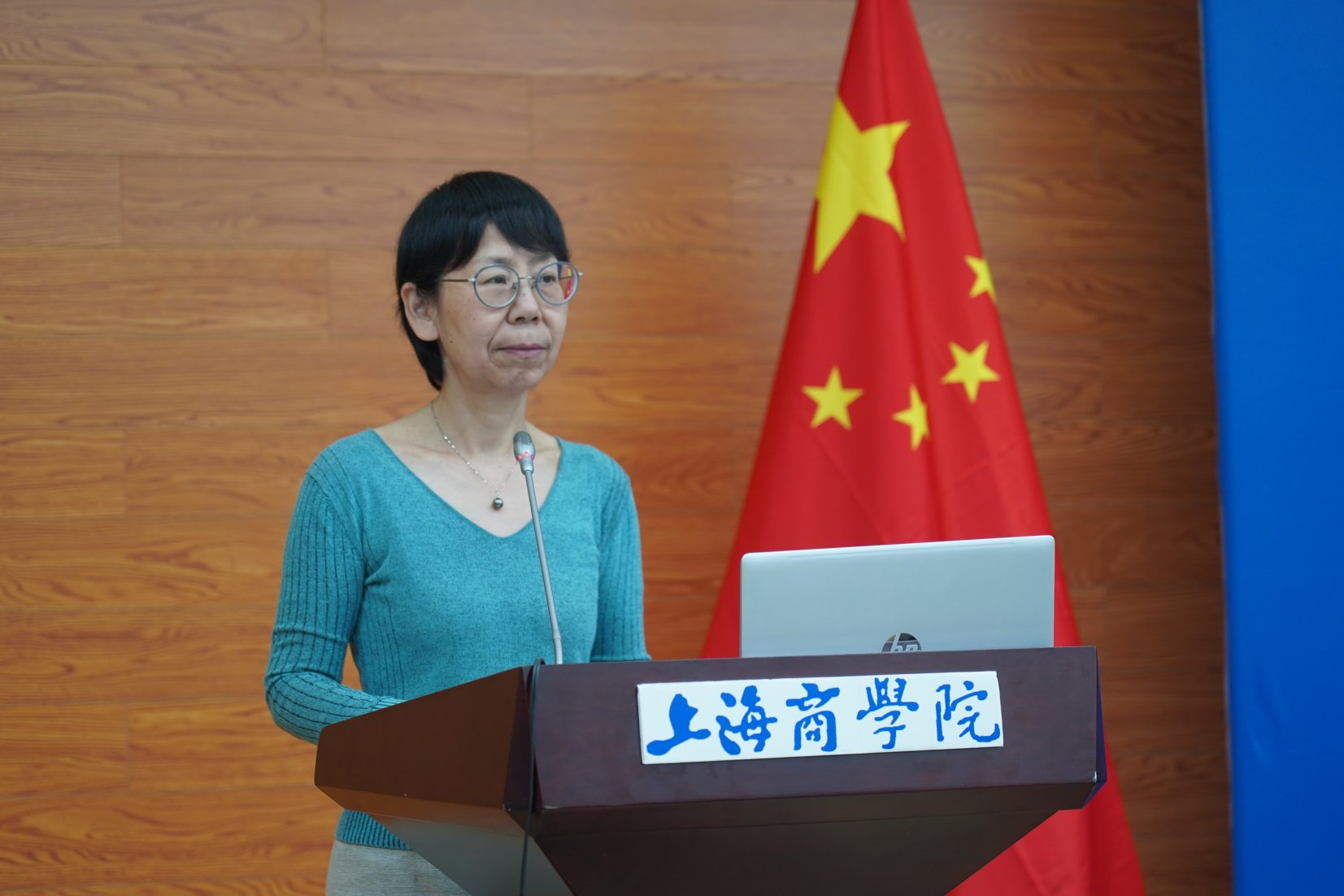 图为贺瑛发言 图为贺瑛发言