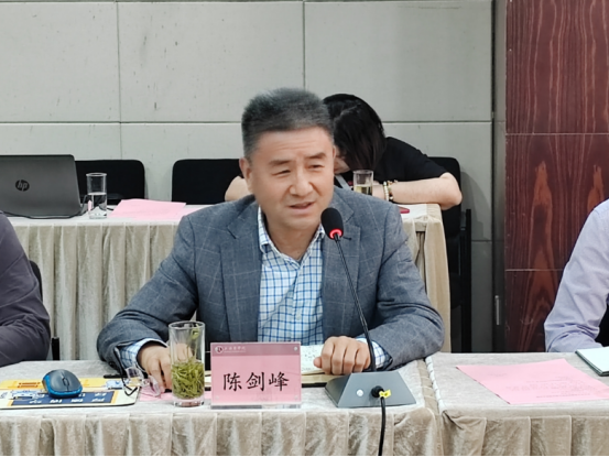 图为陈剑峰副校长讲话 图为陈剑峰副校长讲话