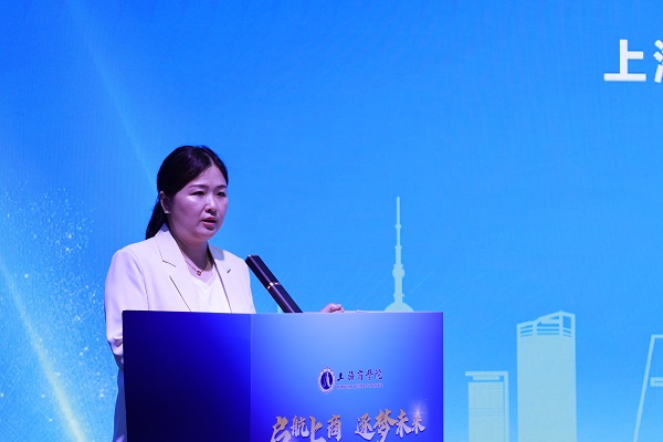 图为上海商学院零售业管理系主任吕洁发言 图为上海商学院零售业管理系主任吕洁发言