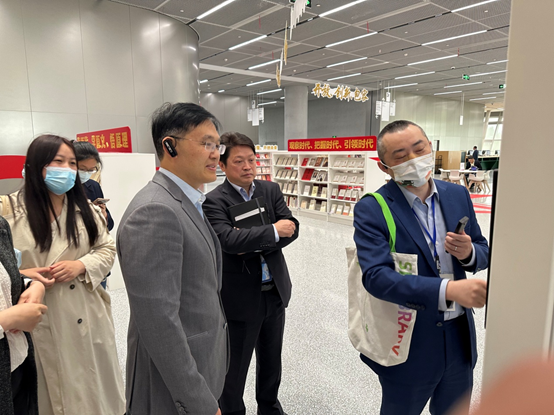 图为考察学习智能书架建设使用情况 图为考察学习智能书架建设使用情况