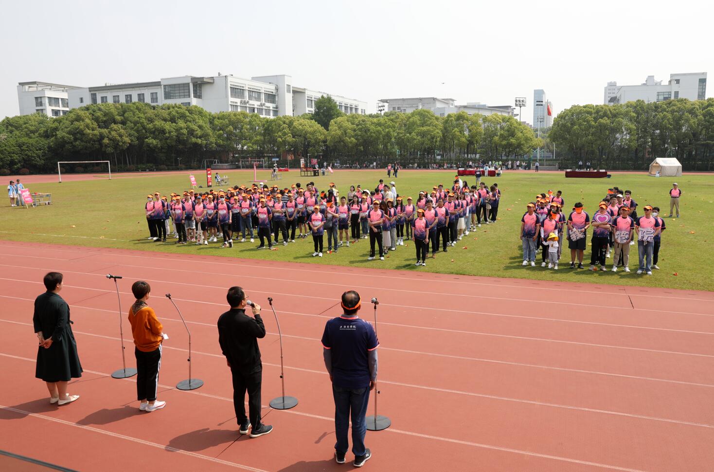 “光荣73载·一起向未来” 校友返校日暨“健康悦跑”嘉年华活动在奉浦校区隆重举行 “光荣73载·一起向未来” 校友返校日暨“健康悦跑”嘉年华活动在奉浦校区隆重举行