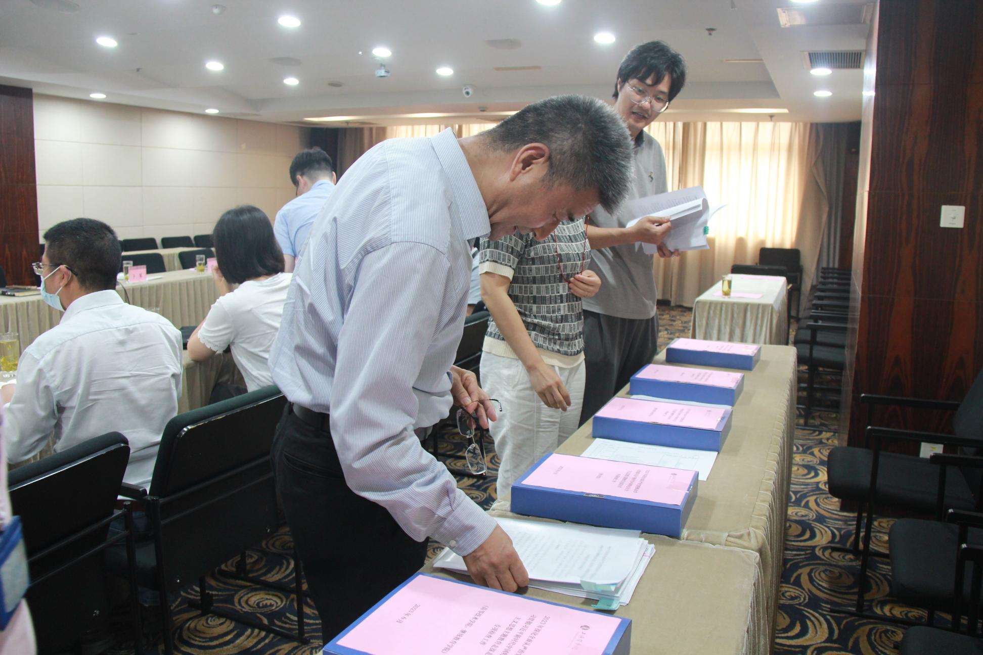 图为陈剑峰查阅各部门自查工作相关材料 图为陈剑峰查阅各部门自查工作相关材料