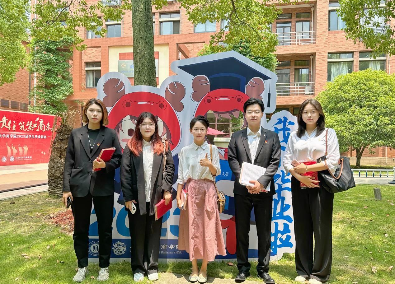 上海商学院师生座谈代表在上师大合影留念 上海商学院师生座谈代表在上师大合影留念