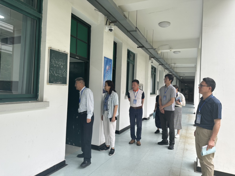 副校长陈剑峰查看学生考场情况 副校长陈剑峰查看学生考场情况