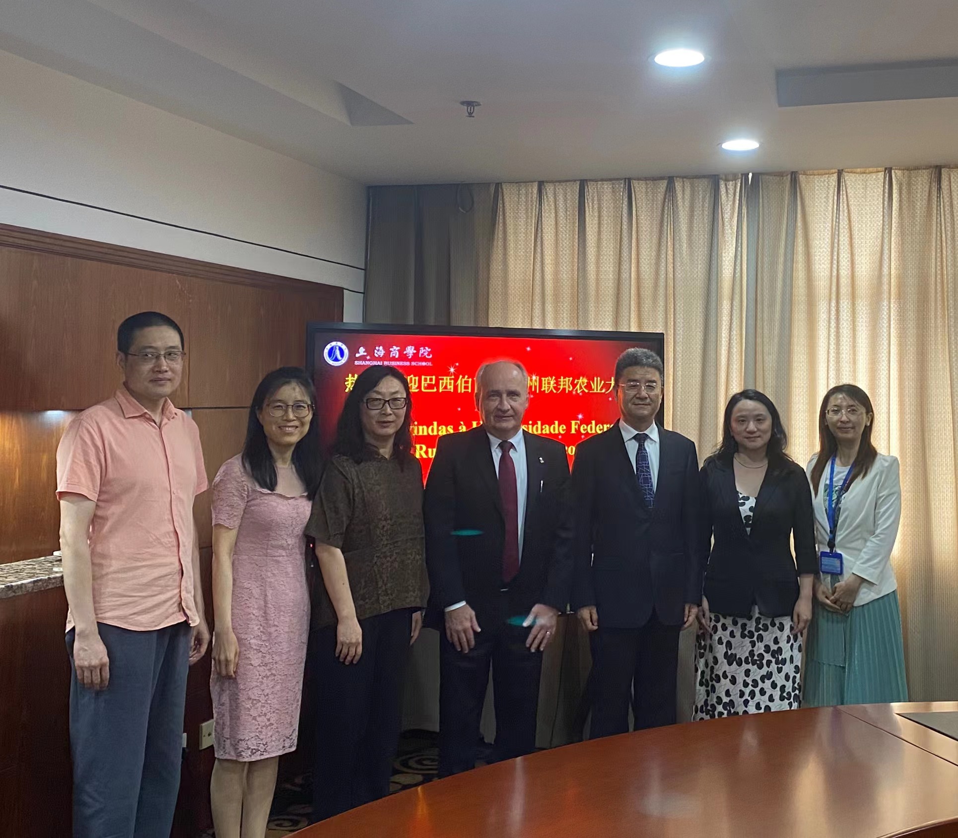 图为会后合影 图为会后合影