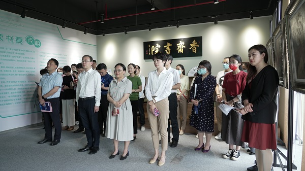 上海商学院、奉贤区文明实践区校互联创新基地揭牌暨大学生理论宣讲团进新时代文明实践阵地启动仪式现场 上海商学院、奉贤区文明实践区校互联创新基地揭牌暨大学生理论宣讲团进新时代文明实践阵地启动仪式现场