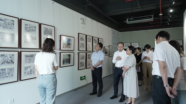 参观“人间正道是沧桑—党的一大至七大主题连环画展巡展” 参观“人间正道是沧桑—党的一大至七大主题连环画展巡展”