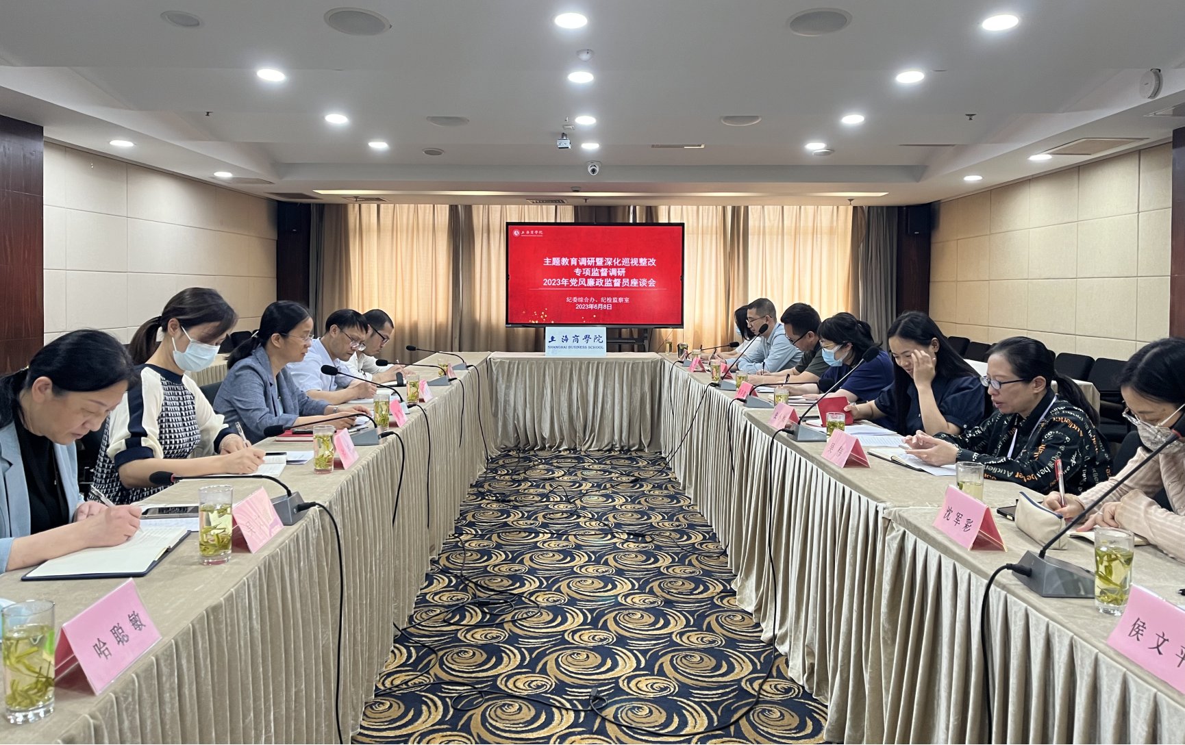 图为座谈会现场 图为座谈会现场