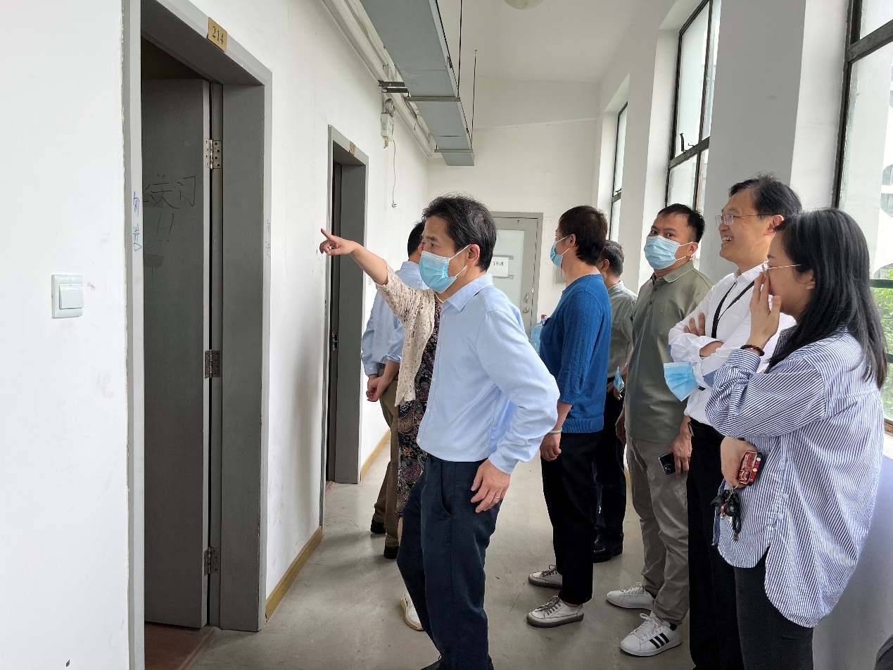 校领导调研漕宝路校区校园环境与生活设施 校领导调研漕宝路校区校园环境与生活设施