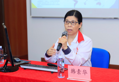 图为韩素华教授进行授课 图为韩素华教授进行授课