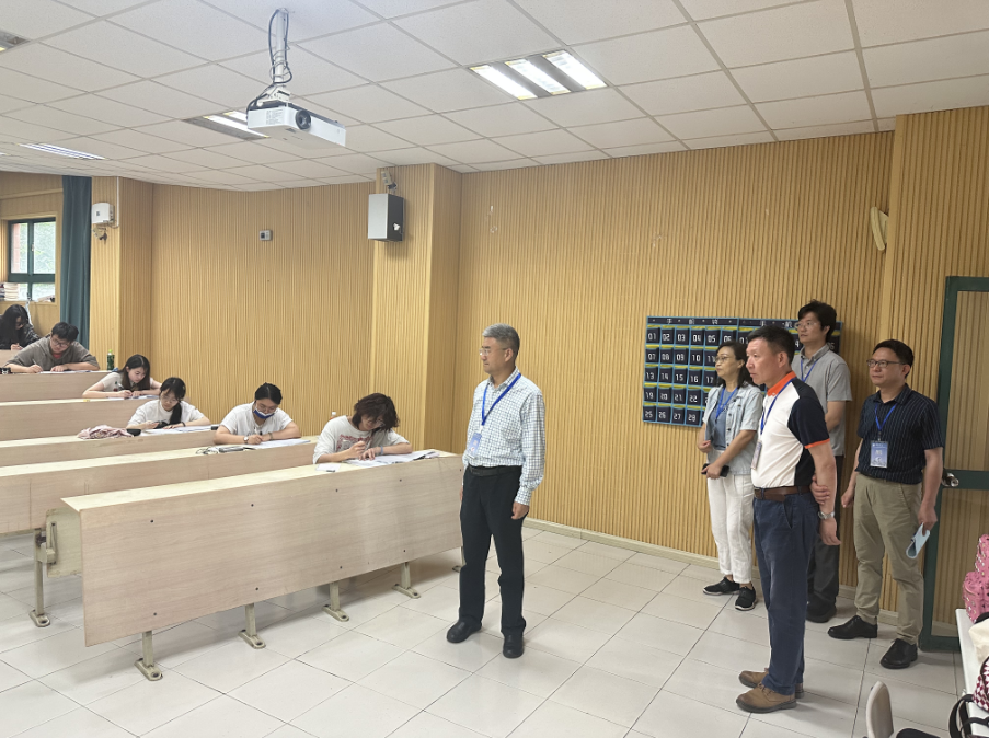 副校长陈剑峰查看学生考场情况 副校长陈剑峰查看学生考场情况