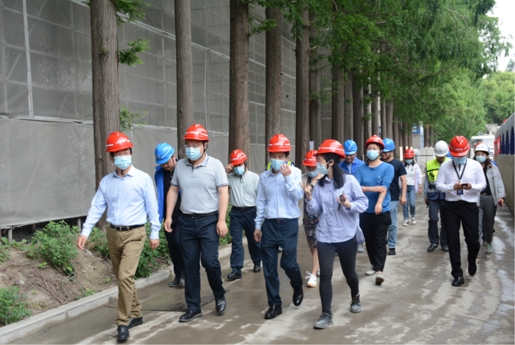 校领导询问漕宝路校区维修工程施工进展情况 校领导询问漕宝路校区维修工程施工进展情况