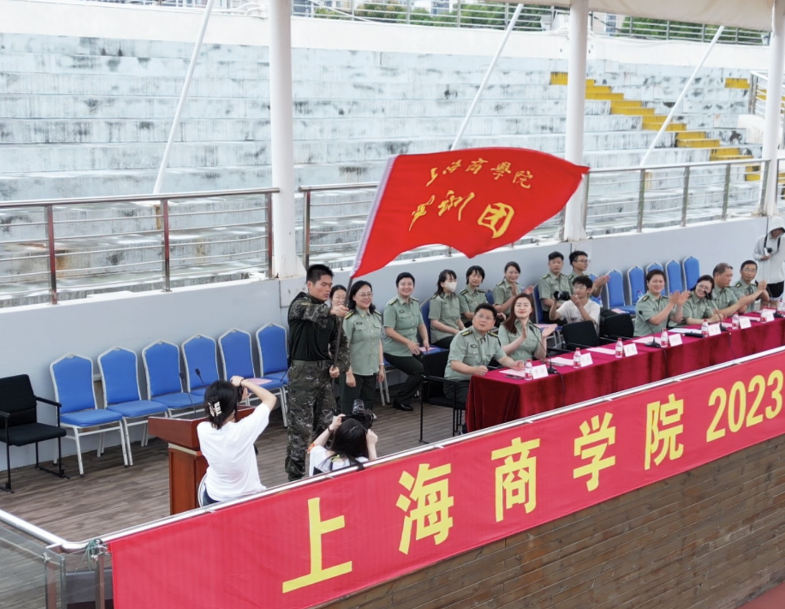 校党委副书记、副校长劳晓芸宣读军训团任命通知并向军训团授旗 校党委副书记、副校长劳晓芸宣读军训团任命通知并向军训团授旗