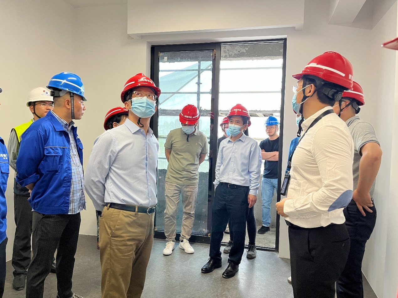 校领导查看学生宿舍楼样板间 校领导查看学生宿舍楼样板间