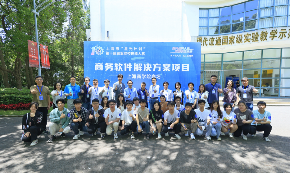 图为参赛人员合影 图为参赛人员合影