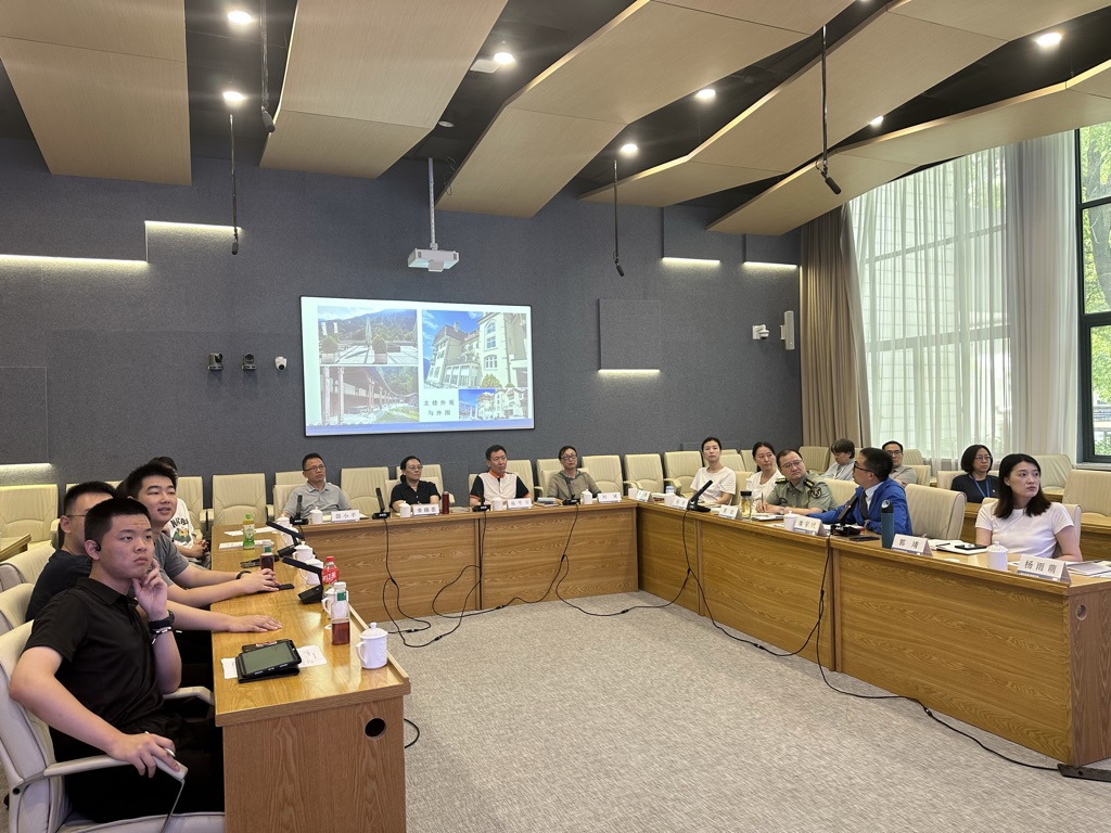图为席宇斌副院长为学生介绍EHL校区 图为席宇斌副院长为学生介绍EHL校区